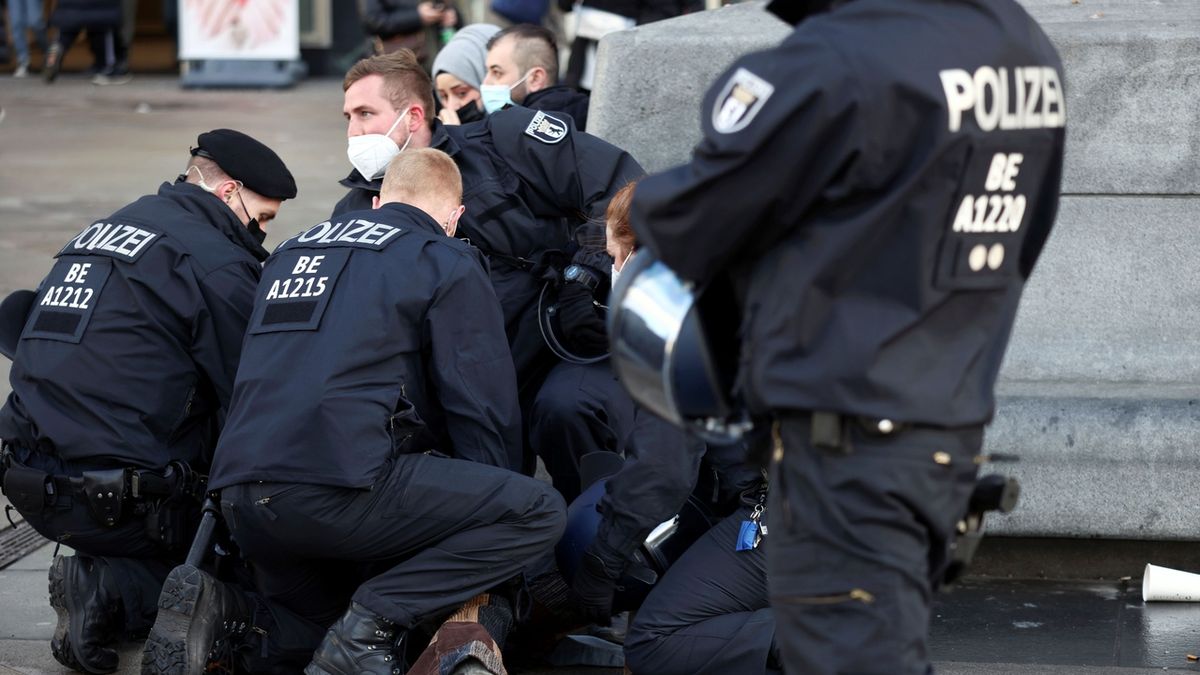 V Německu doprovázelo demonstrace proti koronavirovým restrikcím násilí